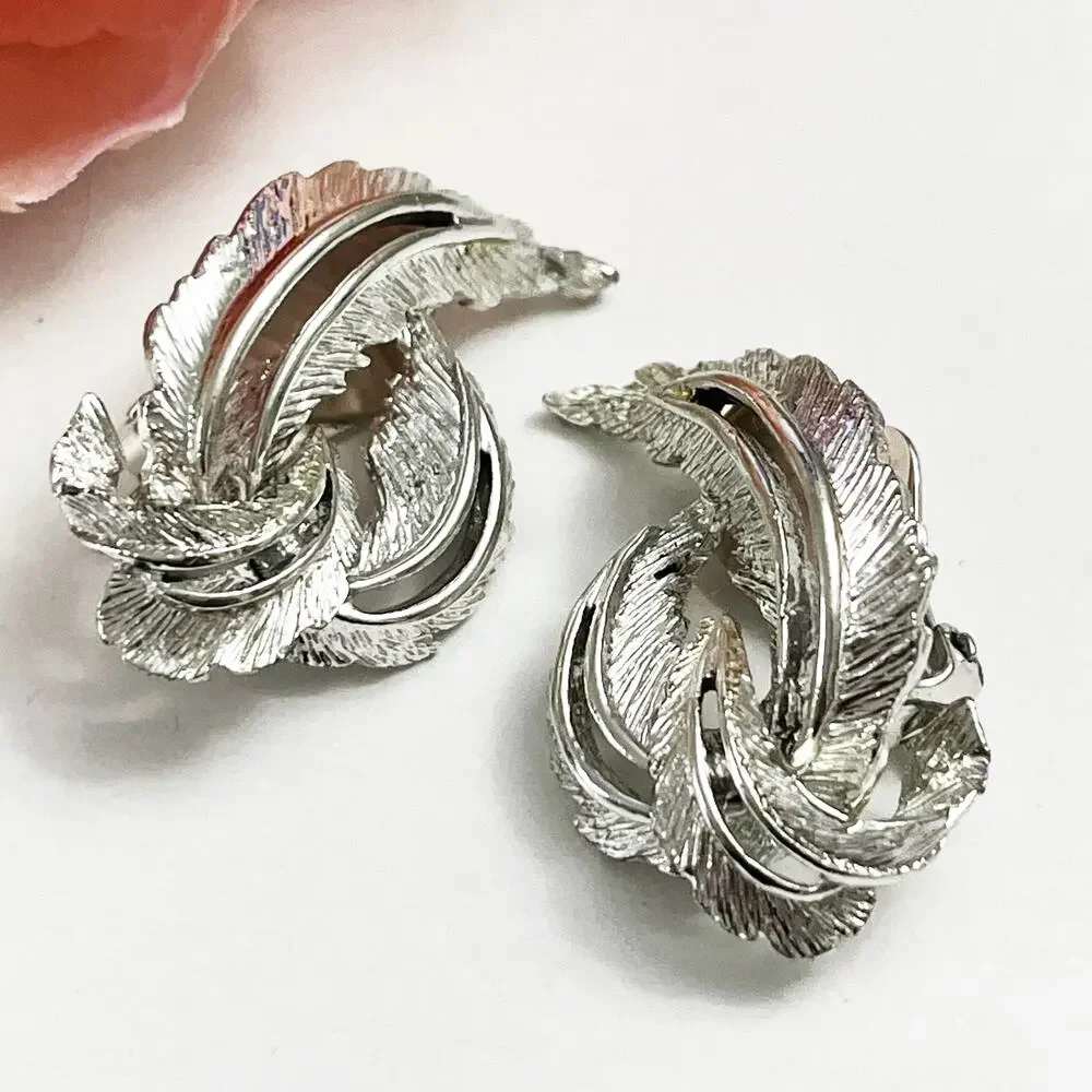 Sarah Coventry Vintage Feathered Fashion Silver tone Clip Earrings